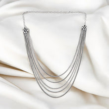 सुरुचिपूर्ण पांच लाइन लंबी हार