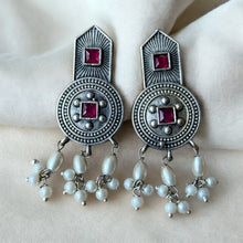 खूबसूरत मोतियों के साथ क्लासिक शील्ड इयररिंग