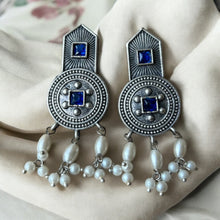 खूबसूरत मोतियों के साथ क्लासिक शील्ड इयररिंग