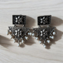 Pinwheel Flower Earring with White pearls