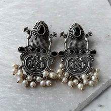Elegant Magellanic Earrings With White Pearls