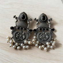 Elegant Magellanic Earrings With White Pearls