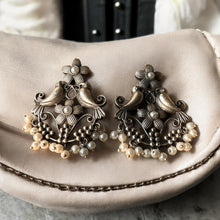 Pigeon White Pearl Earring