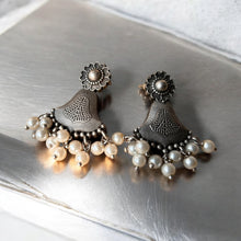Castor Antique White Pearl Earring