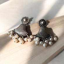 Castor Antique White Pearl Earring