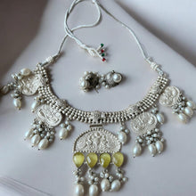 Exquisite Dazzling White Necklace Set With White Pearls