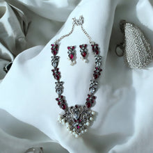 Equisite Radiant Necklace Set with White Pearls